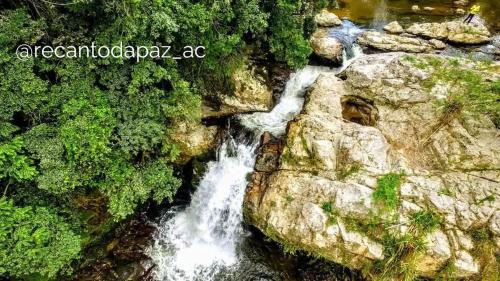 Antonio Carlos Cabina | Suíte com cachoeira no quintal