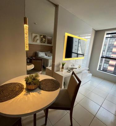 Caminho das Arvores Apartamento | Suíte luxo com tela de cinema no América Towers Studio Residence