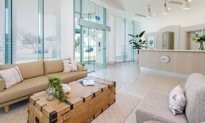 Main Beach Apartamento | Este sub-ático de 3 dormitorios con vista al mar tiene una extensa playa, océano, ci