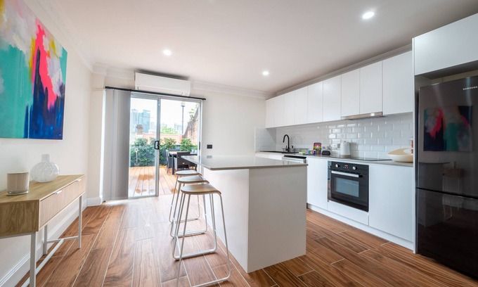 Woolloomooloo Casa | Sublime Locale with Skyline Views from Courtyard