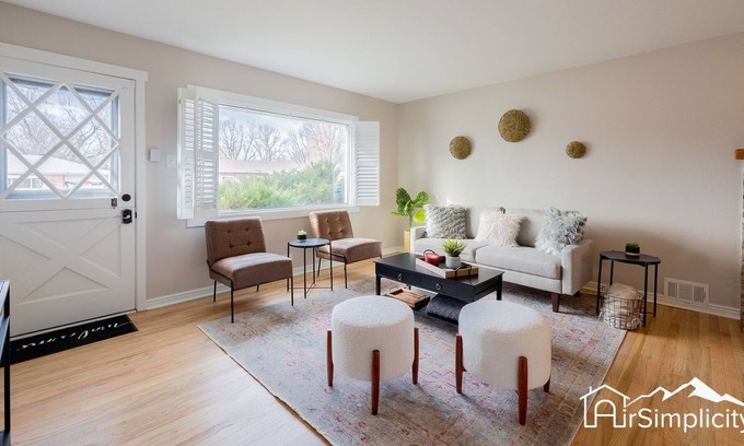 Alta Vista Area Casa | Suburban Chic Home Olde Town Arvada Game Space