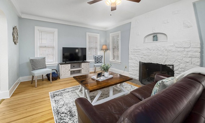 Aurora Casa | Suburban Cottage in Great Neighborhood