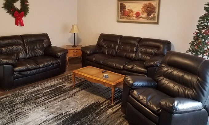 West Seneca Casa | Suburban house, quiet safe neighborhood, centrally located