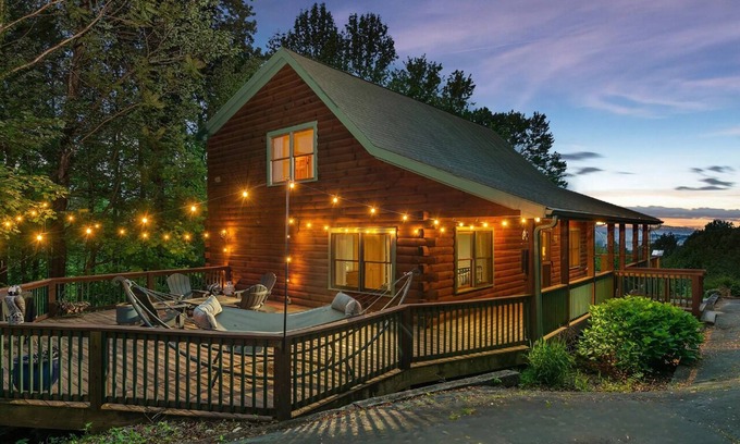 Old Fort Cabina | Such Great Heights | Pet Friendly, Hot Tub & Mountain View!