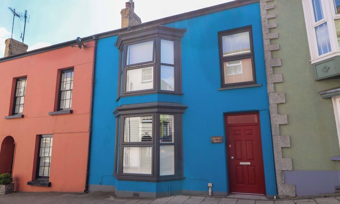 Narberth Casa | SUFFOLK HOUSE, pet friendly, with open fire in Narberth