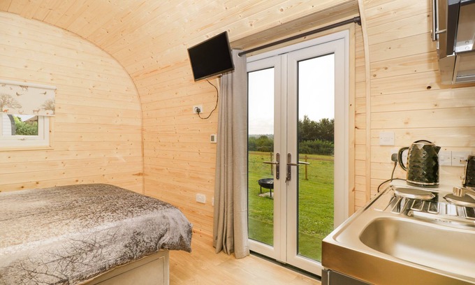 Cross Cabaña | SUFFOLK, pet friendly, with hot tub in Axbridge