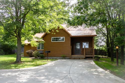Millersburg Casa | Sugar Maple Cabin by Amish Country Lodging