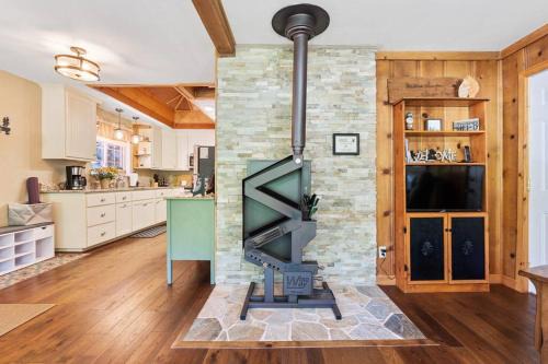 Sugar Pine Casa | Sugar Pine cabin in the woods King bed Fire pit