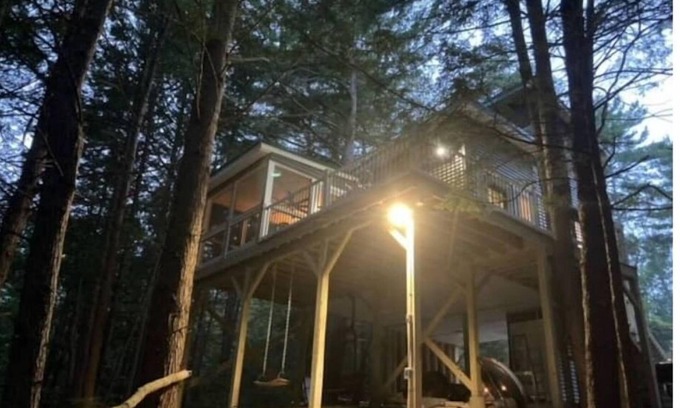 Newport Casa | Sugar River Treehouse -relaxing escape among the trees on the serene Sugar River