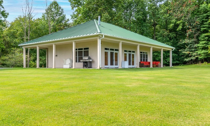 Urbana Casa | Sugarloaf Mountain Retreat- Explore a 300 Acre Estate, Hiking, Golfing, Biking