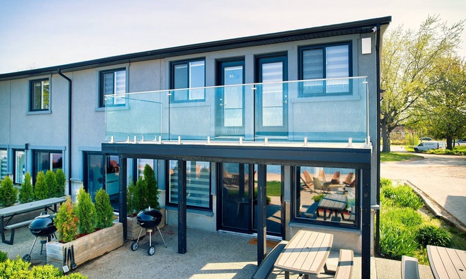 Wainfleet Cabaña | Suite 200: Spacious Beachfront Townhouse