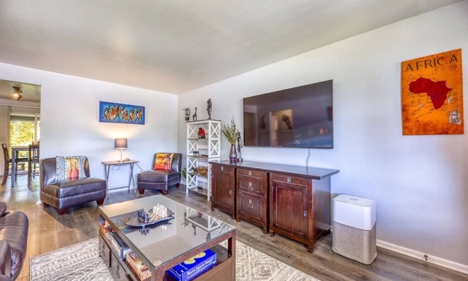 Morse Park Apartamento | Cozy Veranda Vibes | BBQ, Garage, String Lights