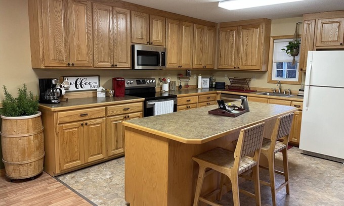 Marion Apartamento | Suite Bee Studio Apartment; North Main Street with Creekside Deck