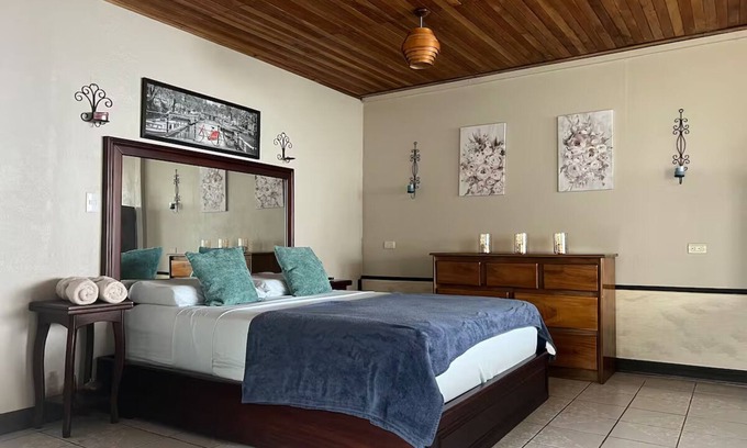 Garabito Casa | Refugio de montaña con vista al mar y terraza