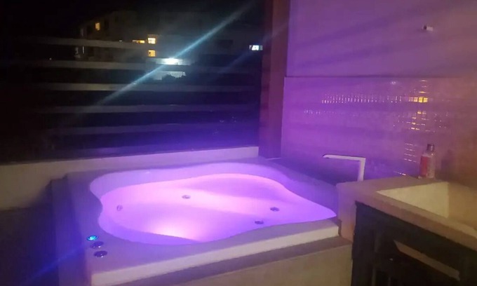 Altos de Arroyo Hondo Apartamento | Suite. Private jacuzzi, near us embassy