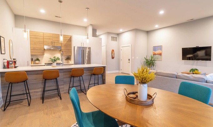 West Loop Gate Condominio | Suite Dreams Designer Style Central Sleeps 6