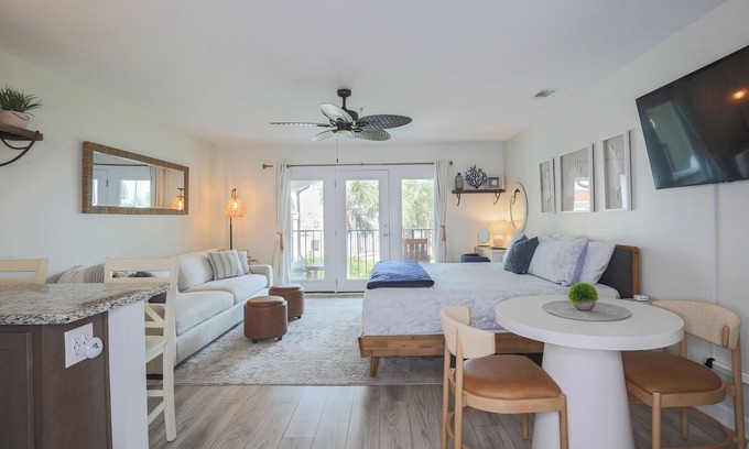 McCutcheon Field Apartamento | Suite Escape, Villa Capriani's only Luxury Studio - 3 pools & 2 hot tubs!