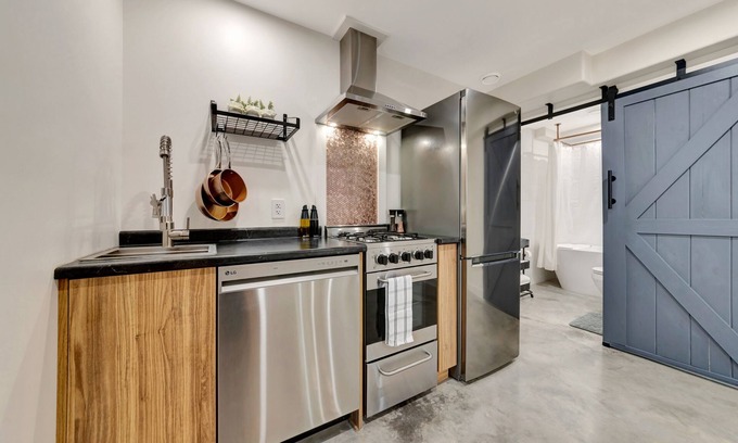 Lloydminster Apartamento | Suite III @ the IV HAUS