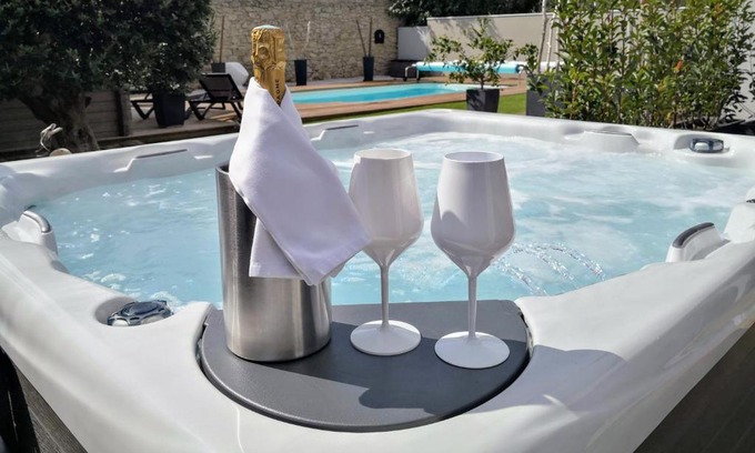 Moussan Casa | Suite l'inattendu avec Spa privatif et espace bien-être.