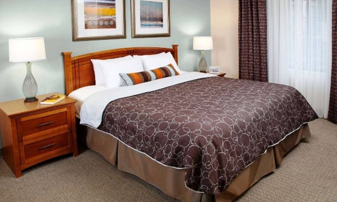 Lone Tree Casa | Suite Life: Unwind and Explore in Park Meadows! Outdoor Pool, BBQ Facilities!
