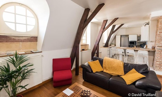 Charleville-Mezieres Apartamento | Suite Mana - Maui - Grand Loft en duplex avec Vue sur Place Ducale Parking inclus