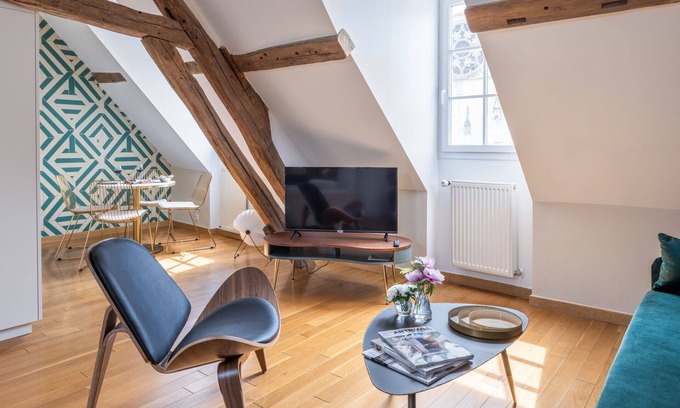 Nogent-le-Roi Apartamento | Suite-Superior-Millésime-Baño con ducha-Vista a lugar emblemático