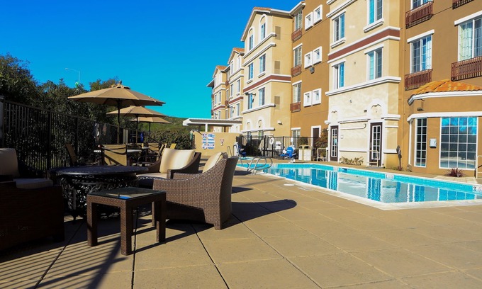 Milpitas Condominio | Suite cerca del centro de San José | Piscina al aire libre + transporte gratuito