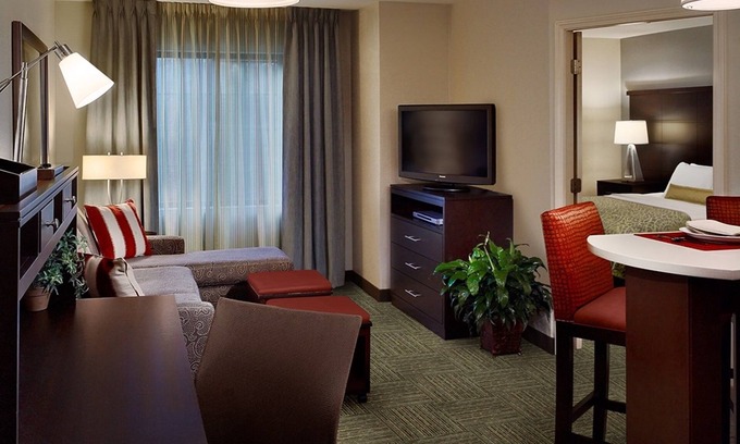 Rossford Condominio | Suite Near Downtown Toledo | Shared Indoor Pool + Free Breakfast!