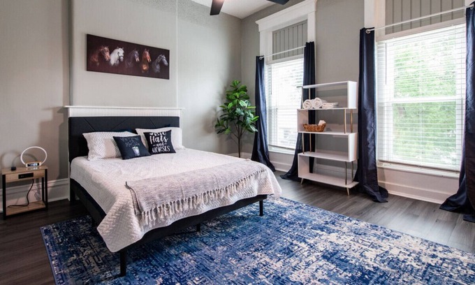 Smoketown Jackson Cabina | Suite near downtown Louisville, KY · Suite V