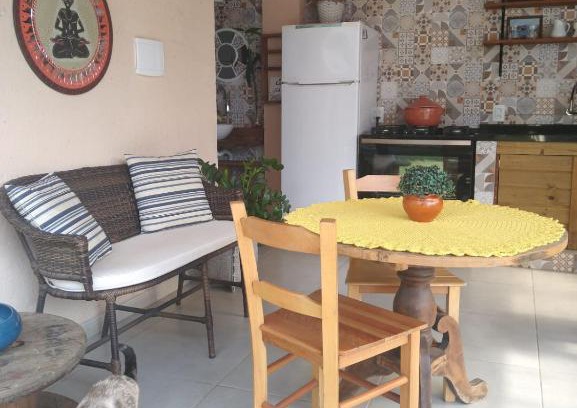 Rio Vermelho Norte Casa | Suite para casal com espaço gourmet, entre mar e lagoa.