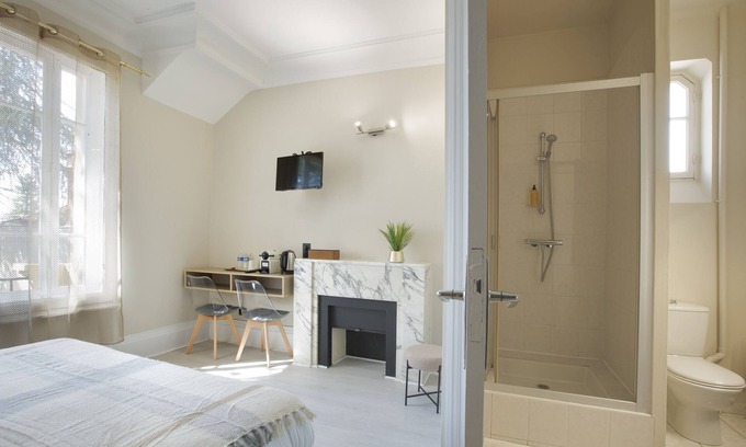 Bron Casa | Suite-Premium-Ensuite with Shower-Garden view