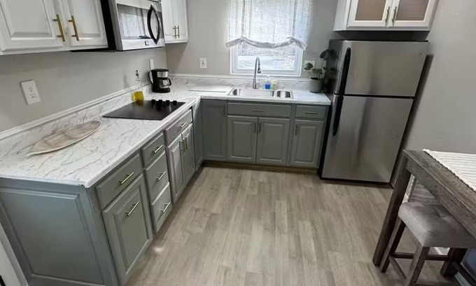 Woodbridge Casa | Suite privada apta para mascotas con cocina y patio.