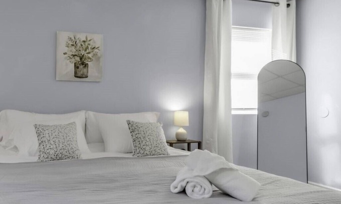 Akron Apartamento | Suite Retreat: quiet comfort on walkable village lane