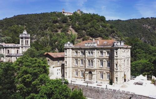 Saint-Barthelemy-de-Vals Cama Y Desayuno | Suite romantique d'Isoarde des Baux - Château de Rochetaillée