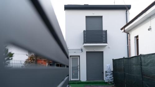 Trivolzio Apartamento | Suite Sarenji