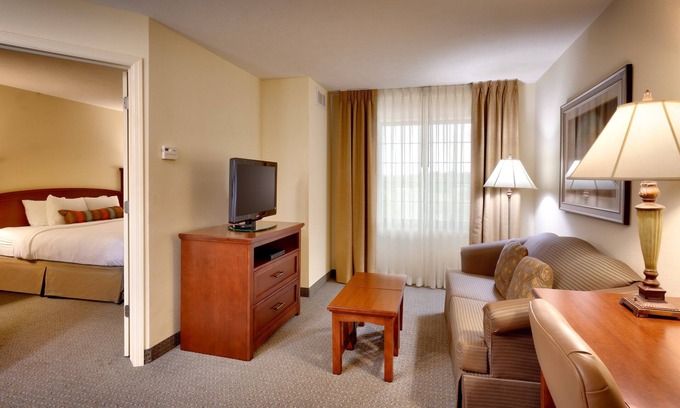 West Omaha Condominio | Suite with Pool | Business Essentials