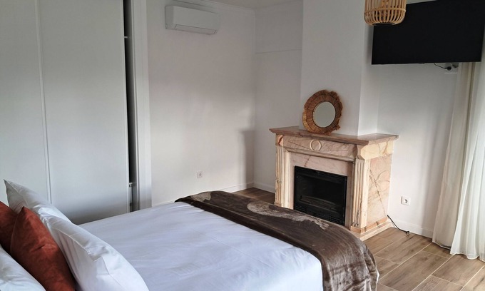 Castelo Apartamento | Suite with private bathroom, living room and balcony overlooking Serra da Arrábida at Casa das Vinhas