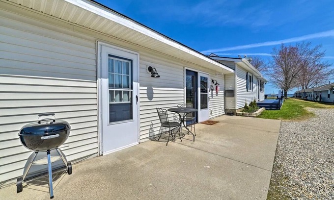 Houghton Lake Apartamento | Suite with Shared Private Beach! PET FRIENDLY!