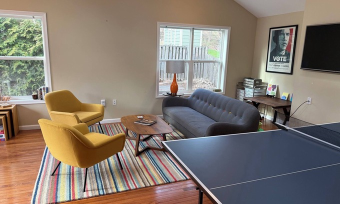West Hyattsville Apartamento | Suite44 - Large Sunny 1-BR Suite w/ Backyard+Patio
