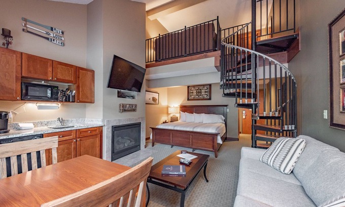 Thayerville Apartamento | Suites at Silver Tree A314: Studio and Loft Suite with Free WIFI and Fireplace!