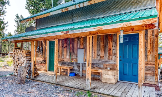 Sula Casa | Sula Mountain Retreat with Hot Tub and Fun-filled Shop