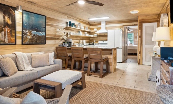 Sullivan's Island Condominio | Sullivan’s Beach Getaway on Island's Main St