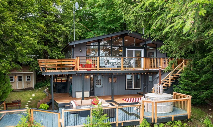 Bala Cabina | Summar Getaway on Lake Muskoka! Hottub, Canoe, Kayak, BBQ, Patio