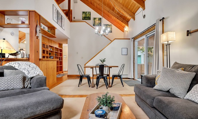 Hadley Casa | Summer 2025 at the Lake – August Dates Still Available!