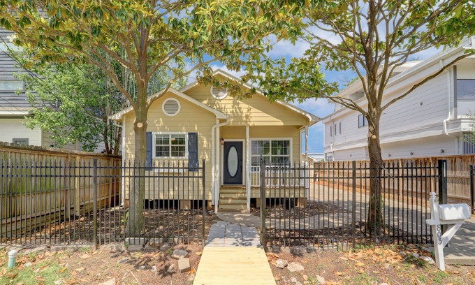 Houston Heights Casa | SUMMER 2025 - Updated 3/2 with yard, one block from MKT Heights
