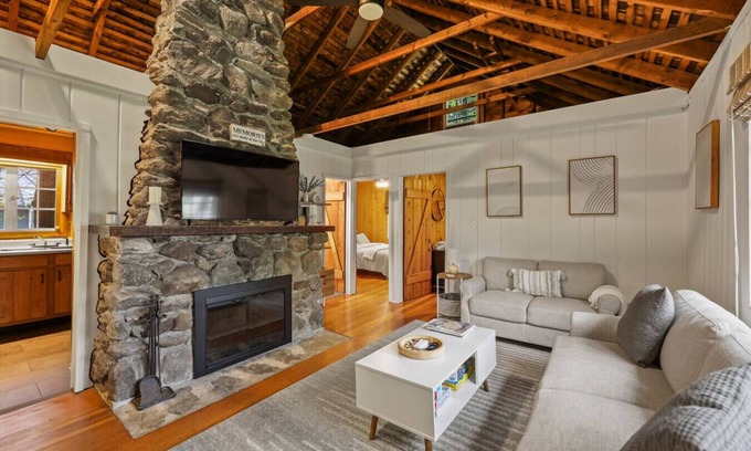 Lenox Dale Casa | Summer Cottage at The Lake!