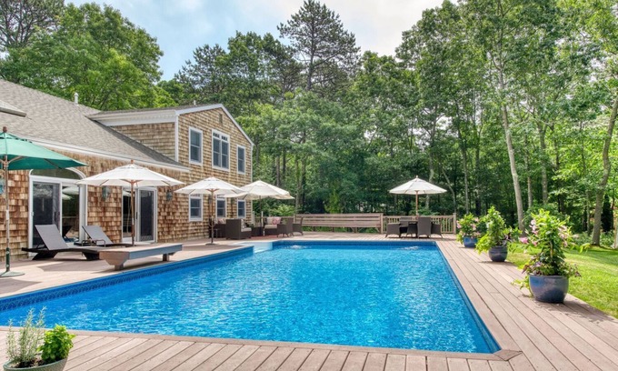 Wainscott Woods Casa | Summer fun at our private Wainscott retreat… 5 min to beach!