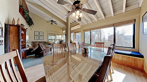 Mammoth Lakes Apartamento | Summer Fun - SLOPESIDE 4BR 3BA with 3 Spas, Pool and Sauna - Perfect for Family and Friend Getaways All Year Round 1849 Condos 693 condo