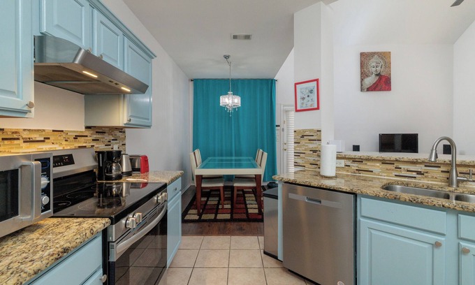 Euless Casa | Covered Patio & Grill for Hot Summer Days