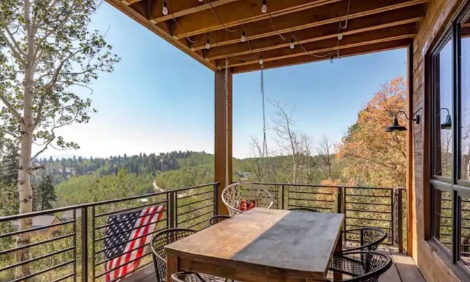 Tollgate Canyon Cabina | Summer getaway in the mountains. A cozy and charming cabin close to Park City!
